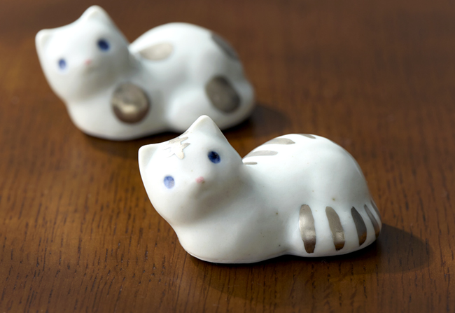 可愛らしさの中に脱力感のある、ほんわかとした印象のプラチナ彩の猫の箸置きの寄り