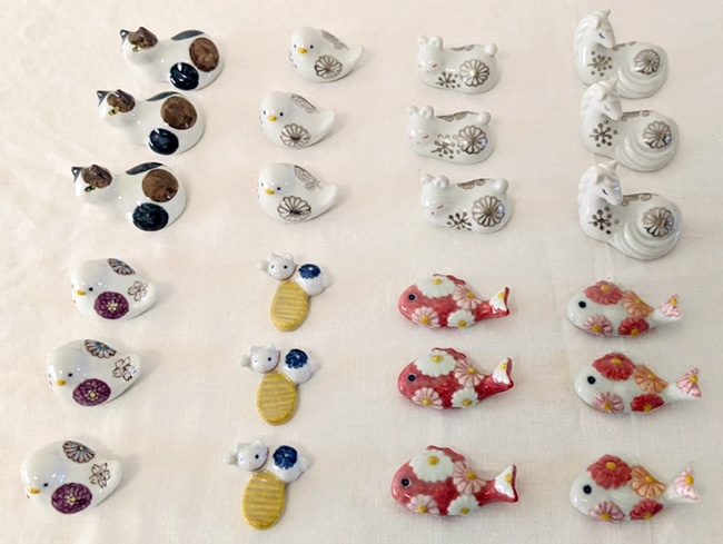 鈴木陽子先生の三毛猫、小鳥、猫と小判、うさぎ、金魚、馬など8種類の箸置きが並んだ様子