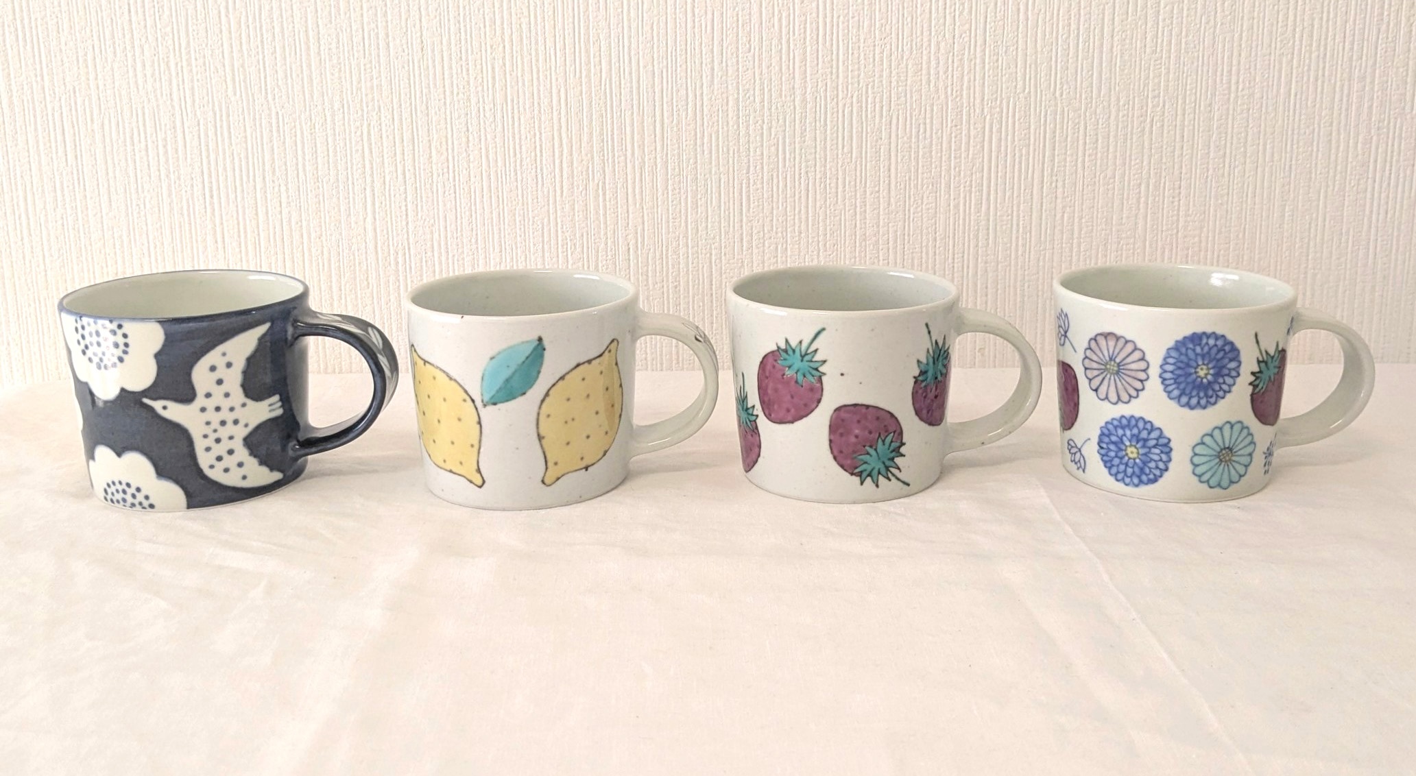 鈴木陽子先生のマグカップ4作品。左から藍色地に鳥、レモン、いちご、花といちごの柄