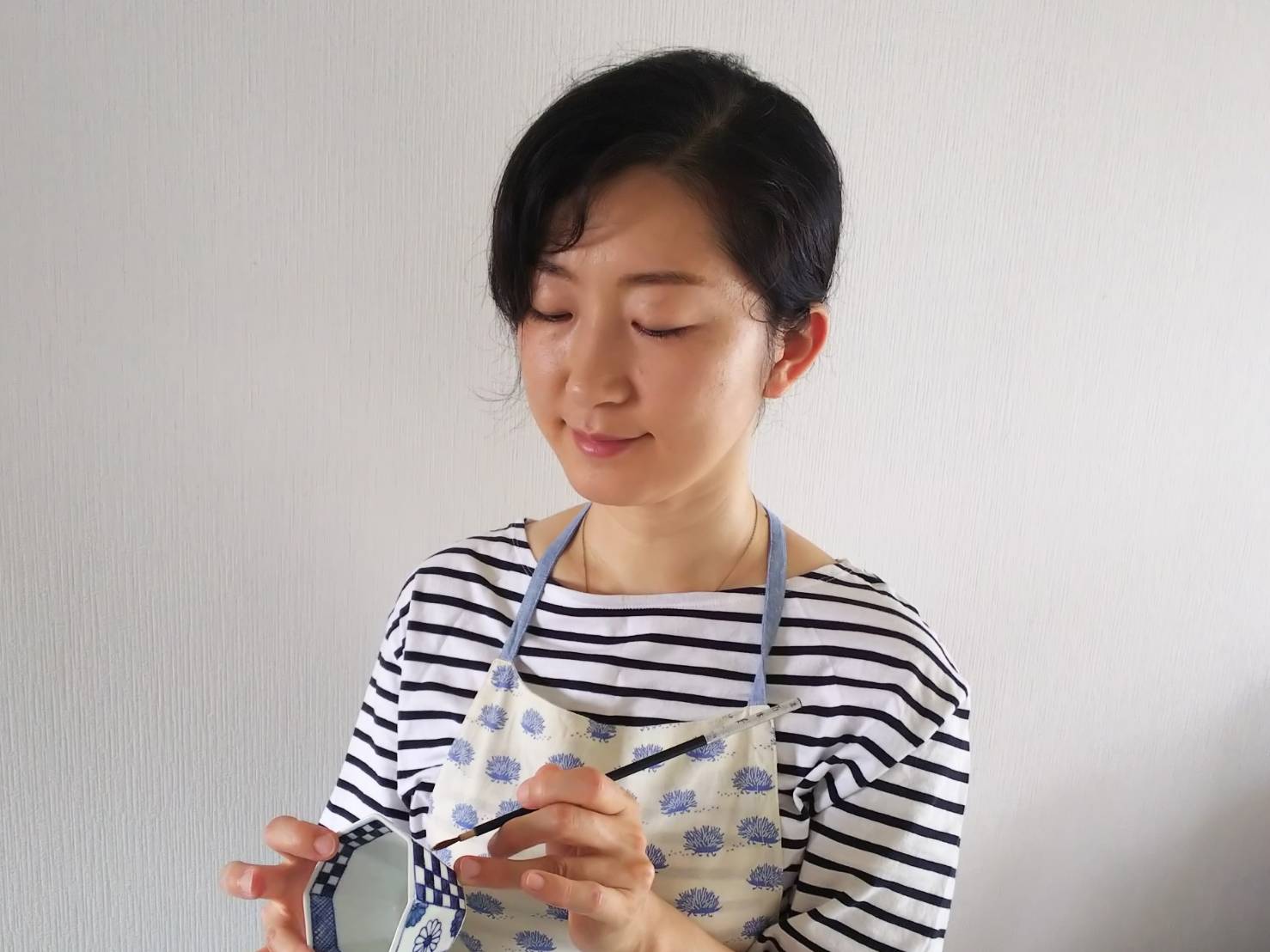 鈴木陽子先生が陶器に絵付けをされる様子