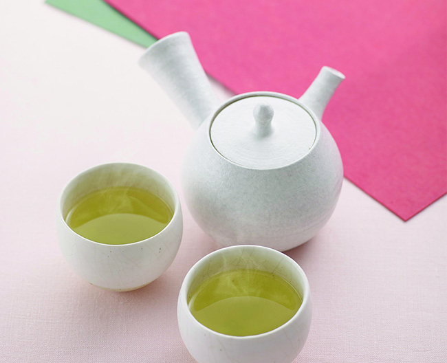 淹れたお茶と急須の写真