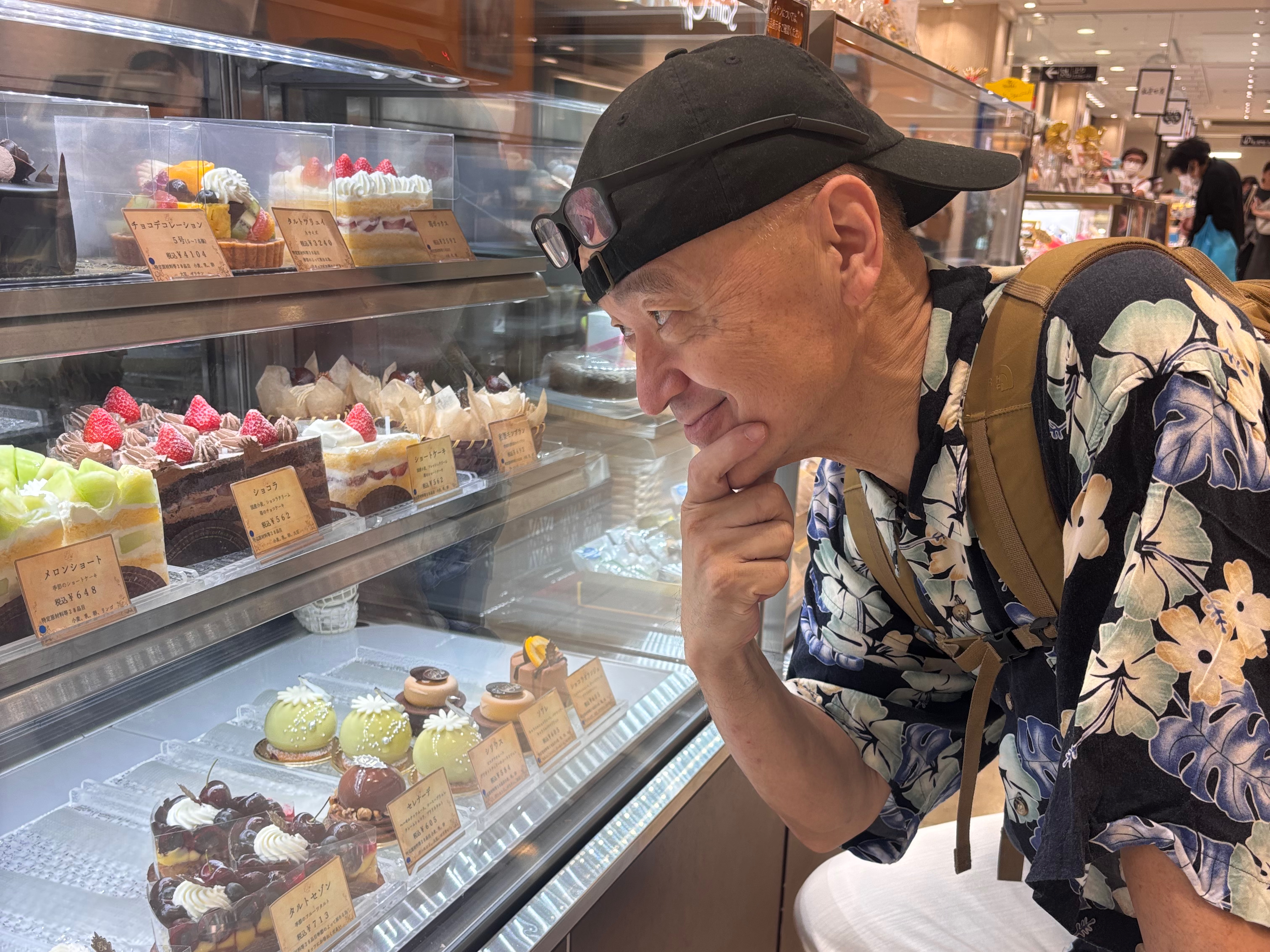 樹杏でケーキを選ぶパッパラー河合氏