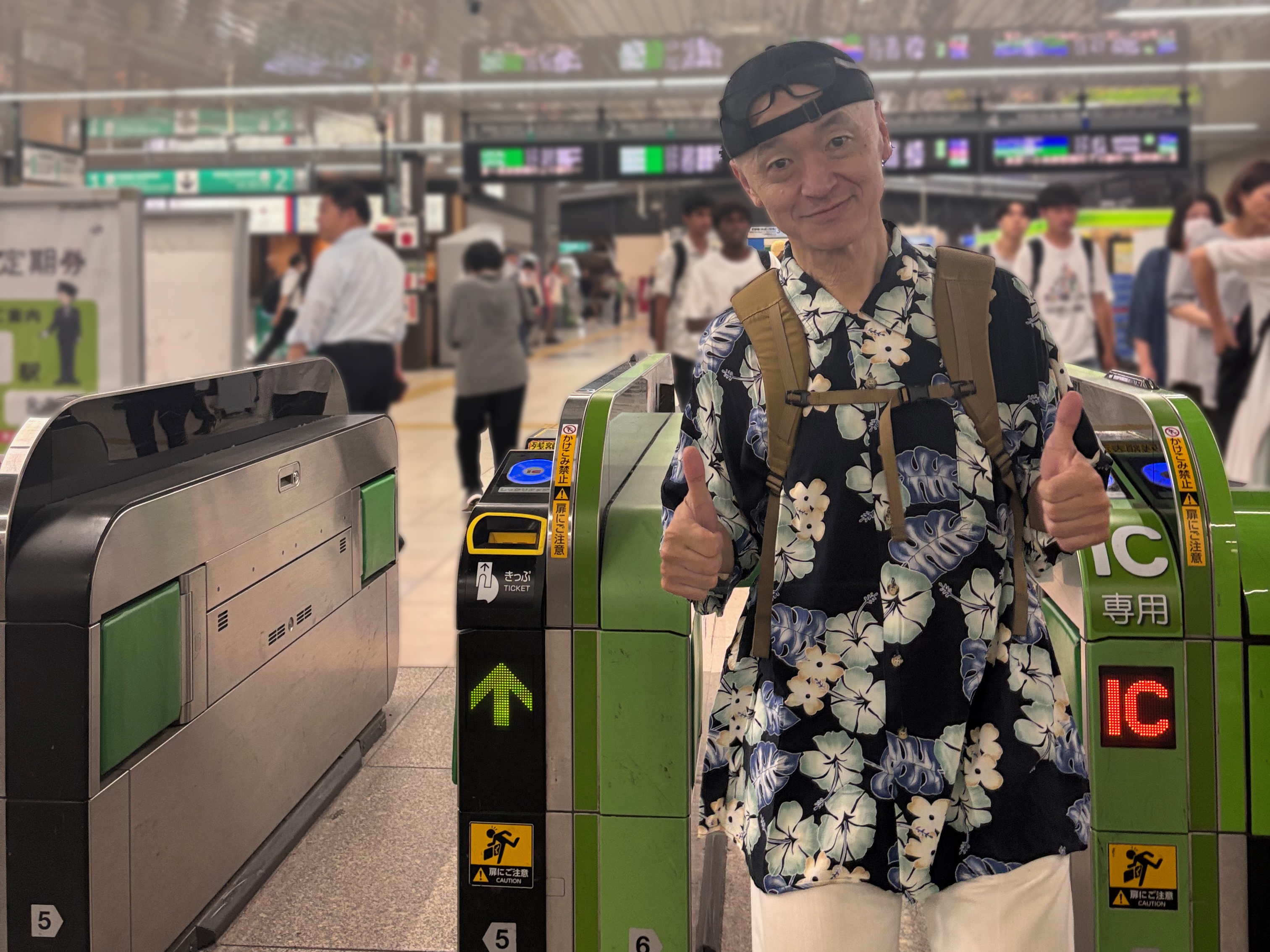 柏駅の自動改札機を通るパッパラー河合氏