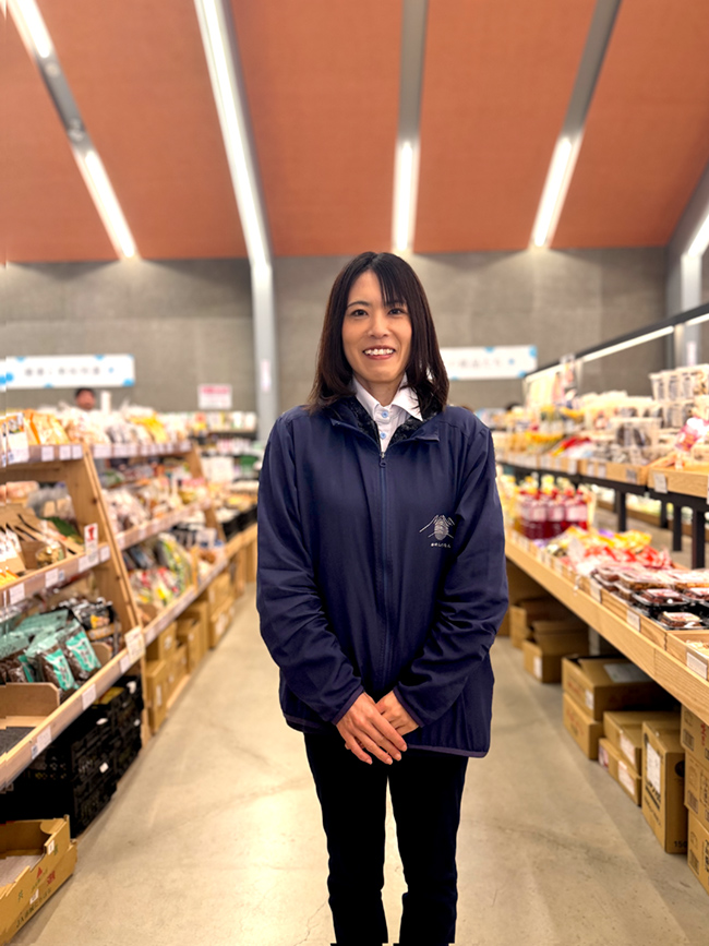 道の駅しょうなんの店内で売場の中央に立ち穏やかな笑顔を見せる木村さん