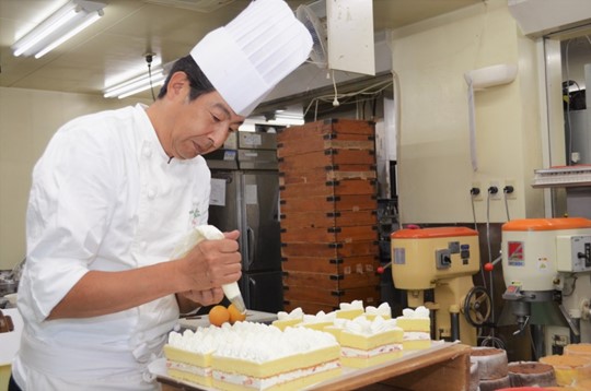 パティスリージュアン本店の厨房でケーキを作る古田さん