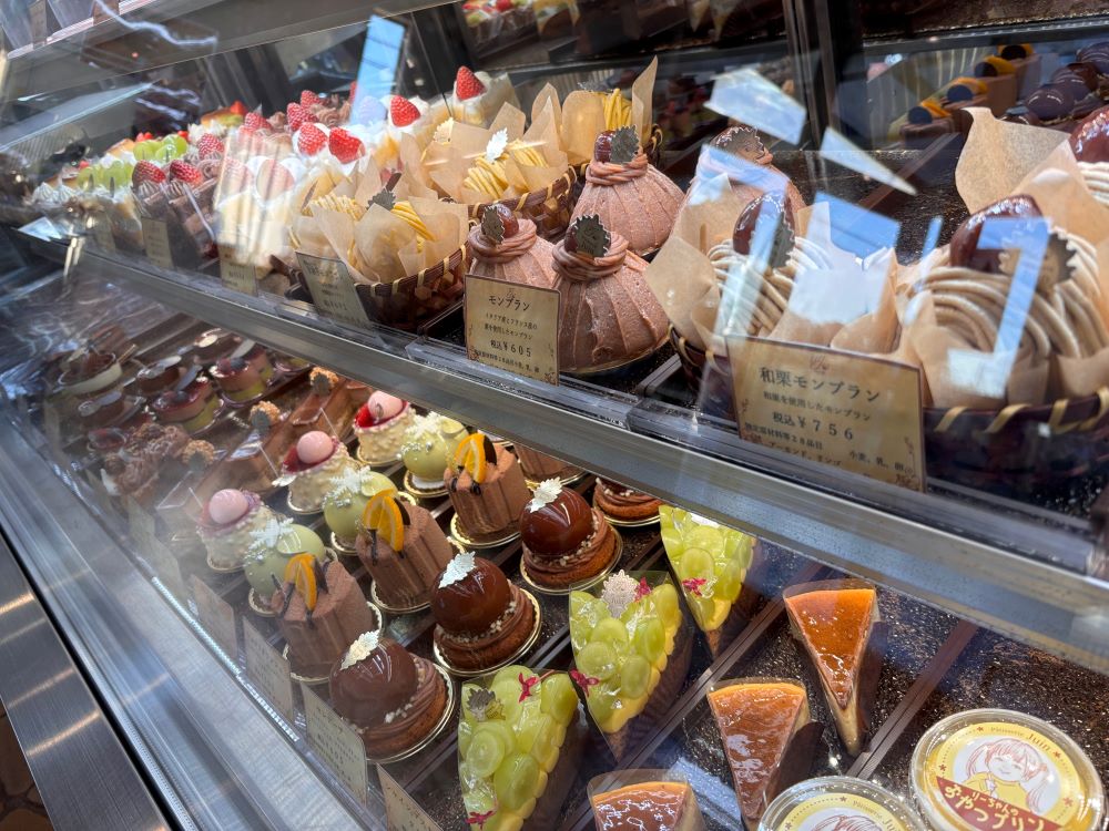 ジュアン本店でショーケースに並ぶモンブランやフルーツを使った華やかなケーキの数々