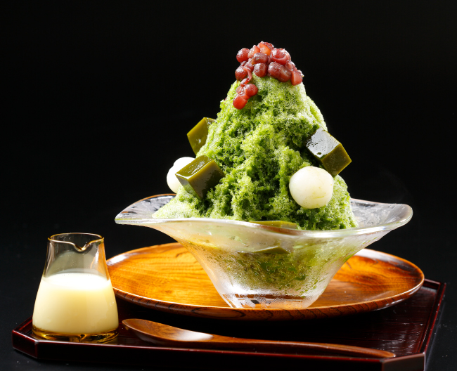 お店の看板メニュー「濃い抹茶パフェ」と同じアイスを氷の中に入れ、抹茶ゼリーや白玉を添えた「かき氷 宇治金時」