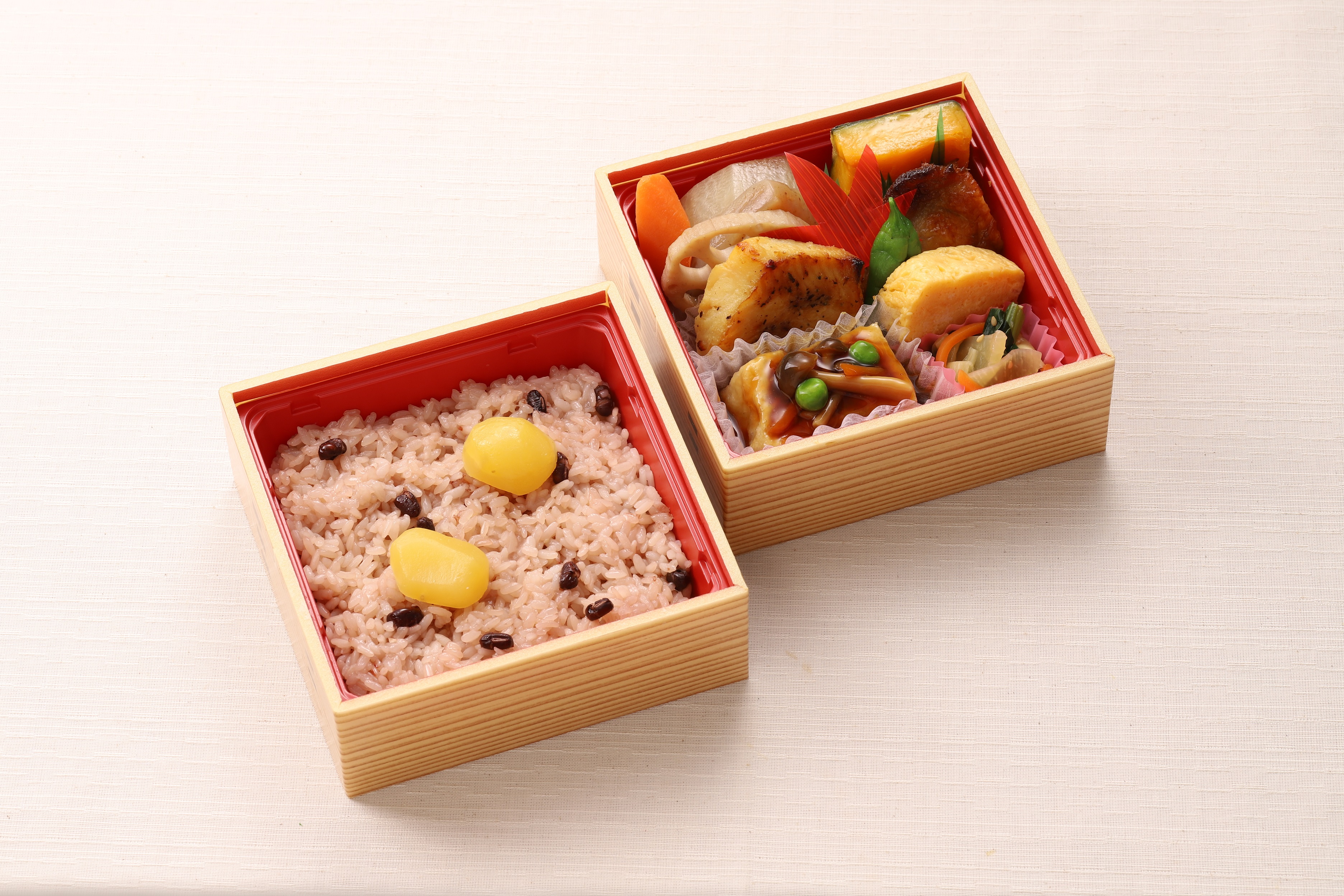 まつおかの栗の甘露煮などが楽しめる秋の赤飯二段弁当