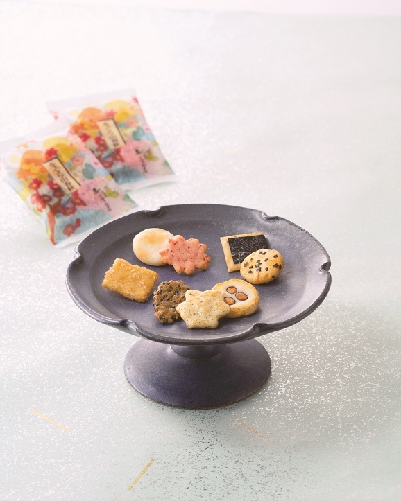 小倉山荘の百人一首モチーフパッケージのをぐら山春秋 化粧箱