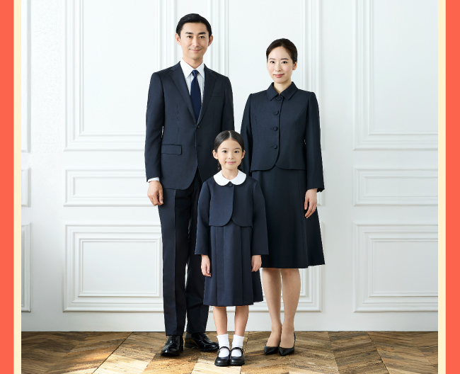 ［ダーバン］の濃紺のスーツを着たお父様と、お受験用の紺色のスーツを着た女の子とお母さんの写真