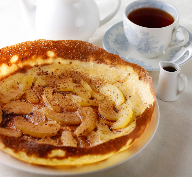 ばらの木の薄くパリッと焼き上げたりんごのパンケーキ