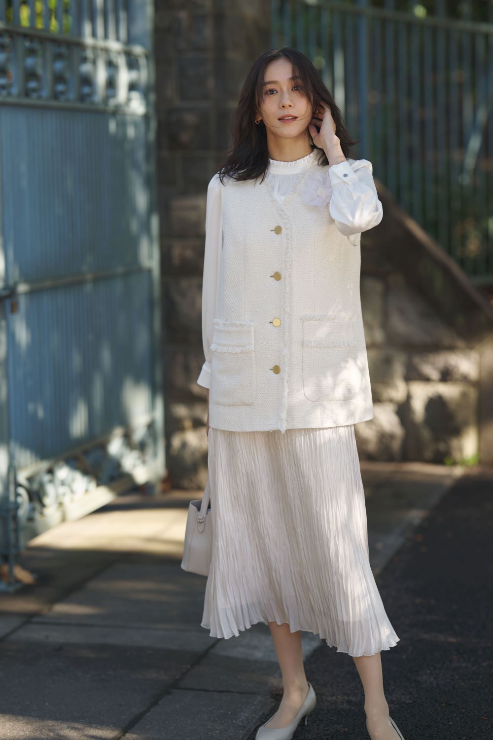 ［アンタイトル］ジレ_ブラウス_スカート