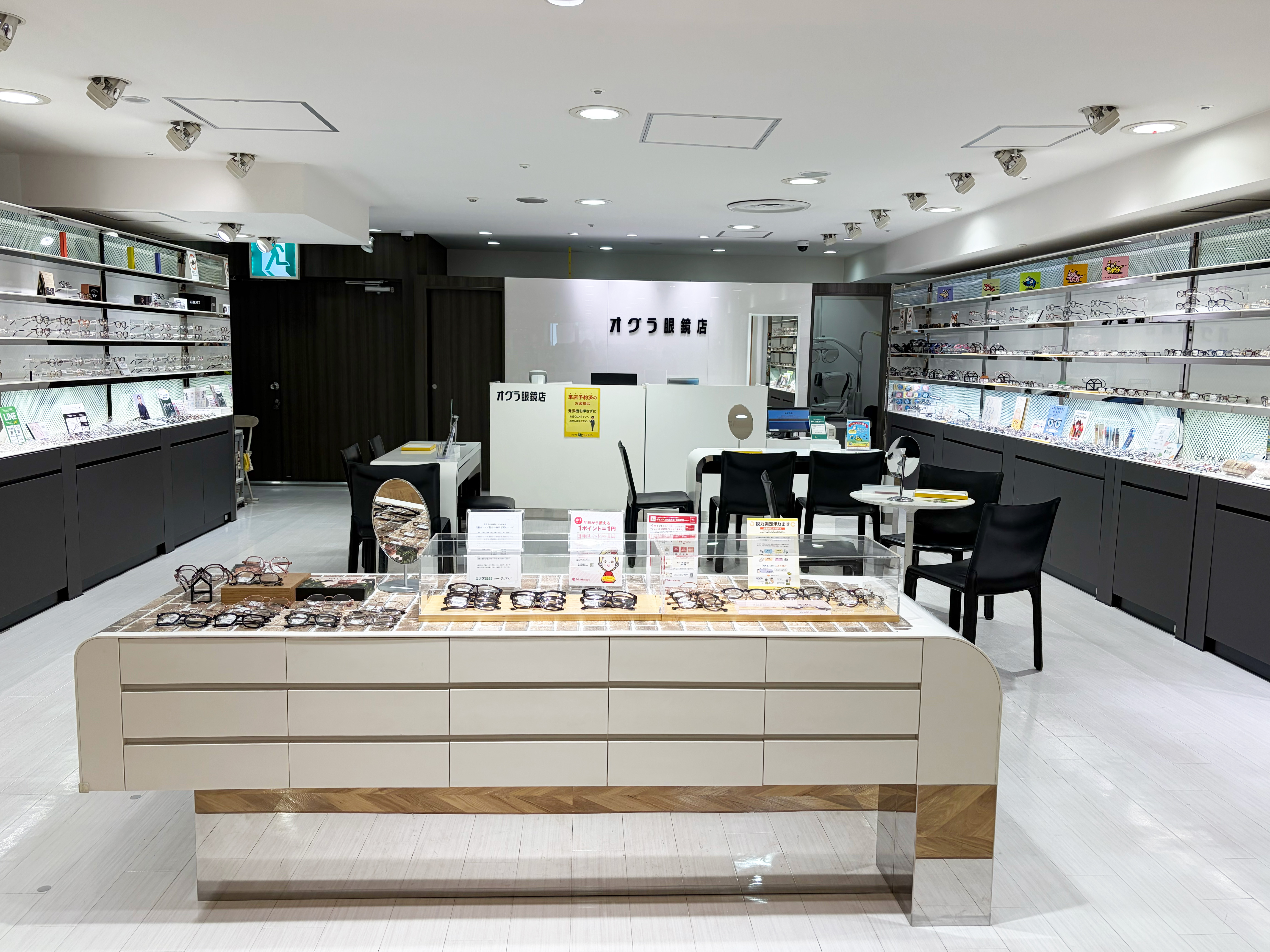 柏高島屋S館６階にあるこどもメガネ アンファンの店舗の様子