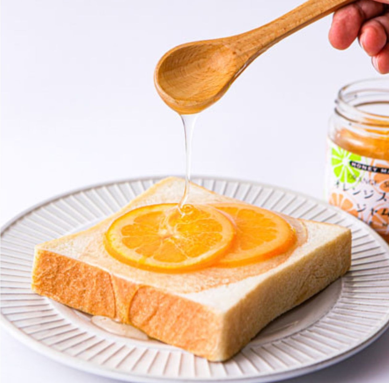 ［ローズメイ］オレンジスライスジャムをトーストに載せたイメージ写真