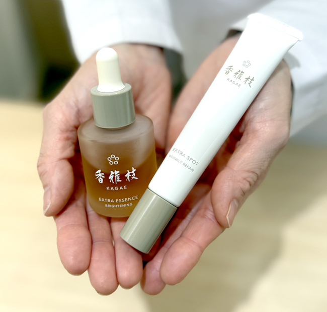 KAGAE（カガエ）エクストラエッセンスとエクストラスポットを手に持った様子