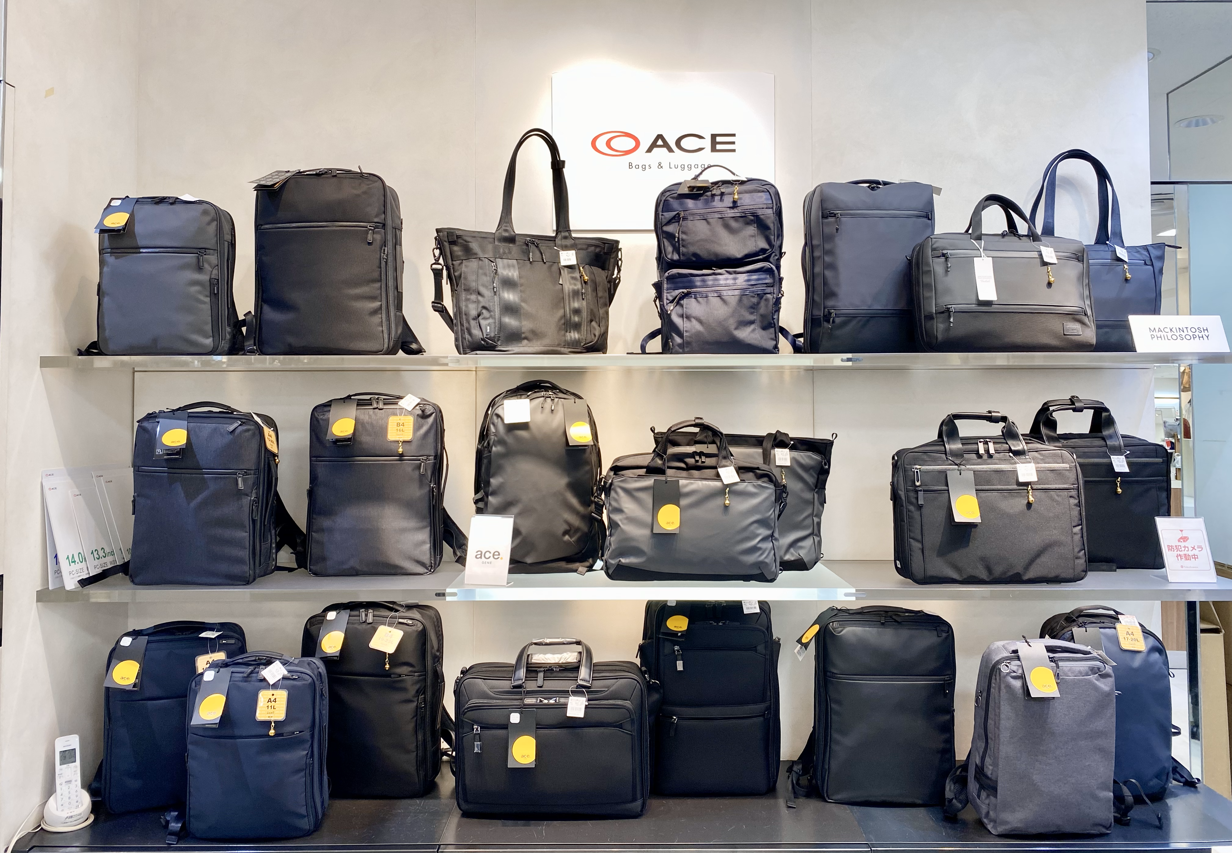 バッグが並ぶエースの店内の写真