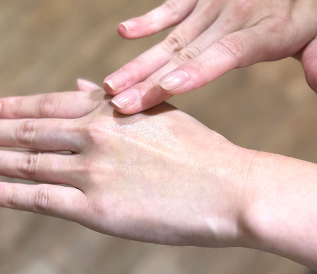 アルビオンのフレッシュハーバルオイルを手になじませている様子