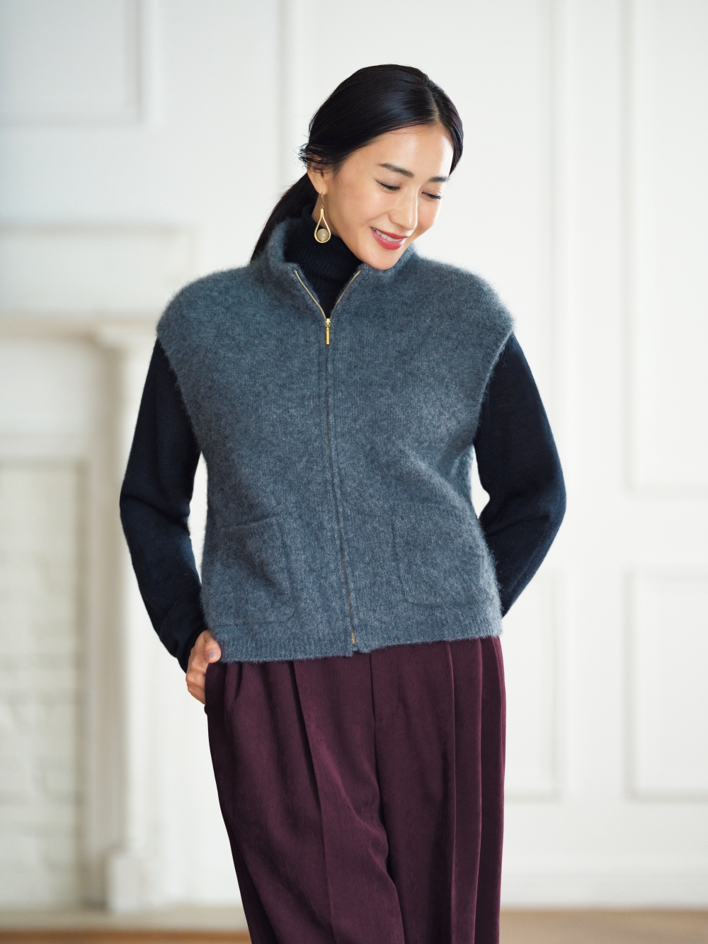 カシミヤシルクジップジレのモデル写真