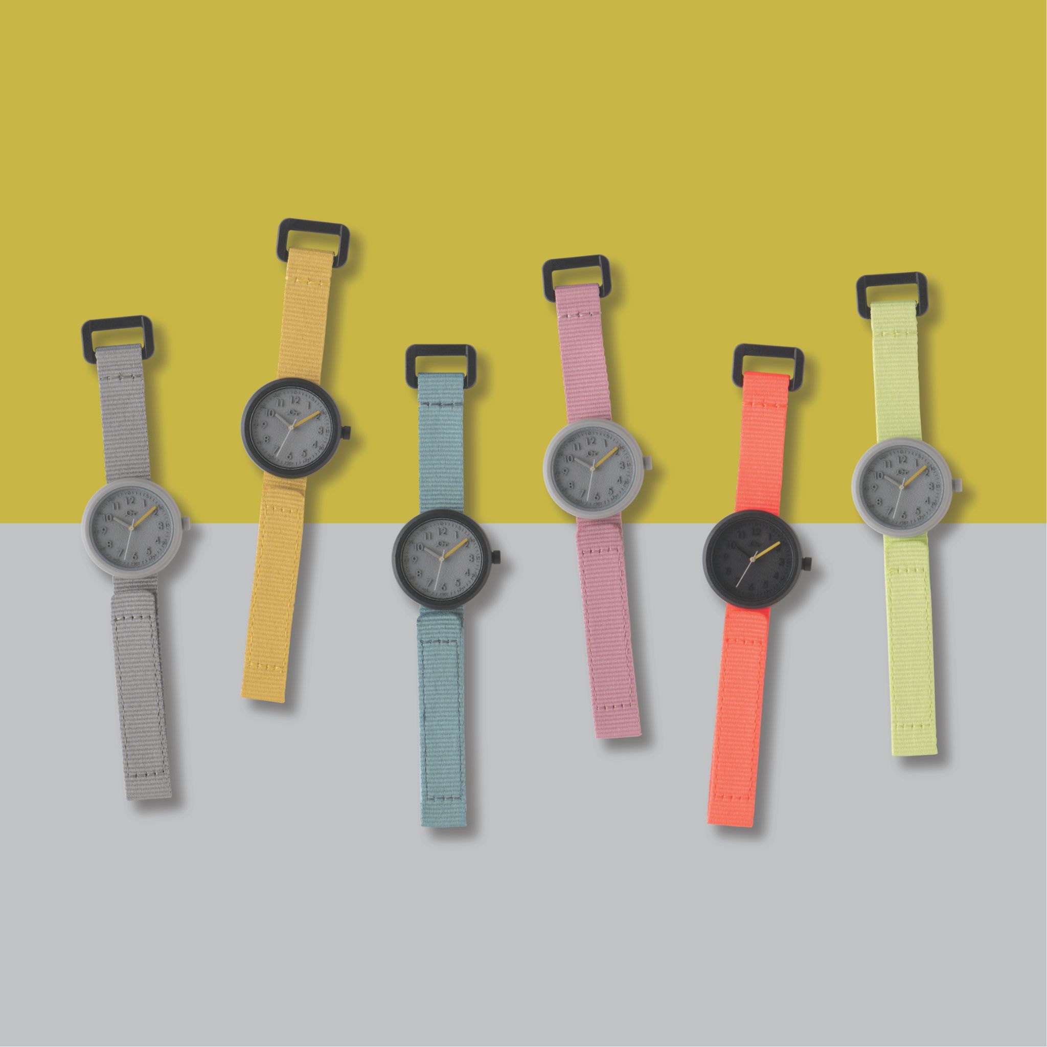 カラフルなYOTWATCHが並んでいる様子
