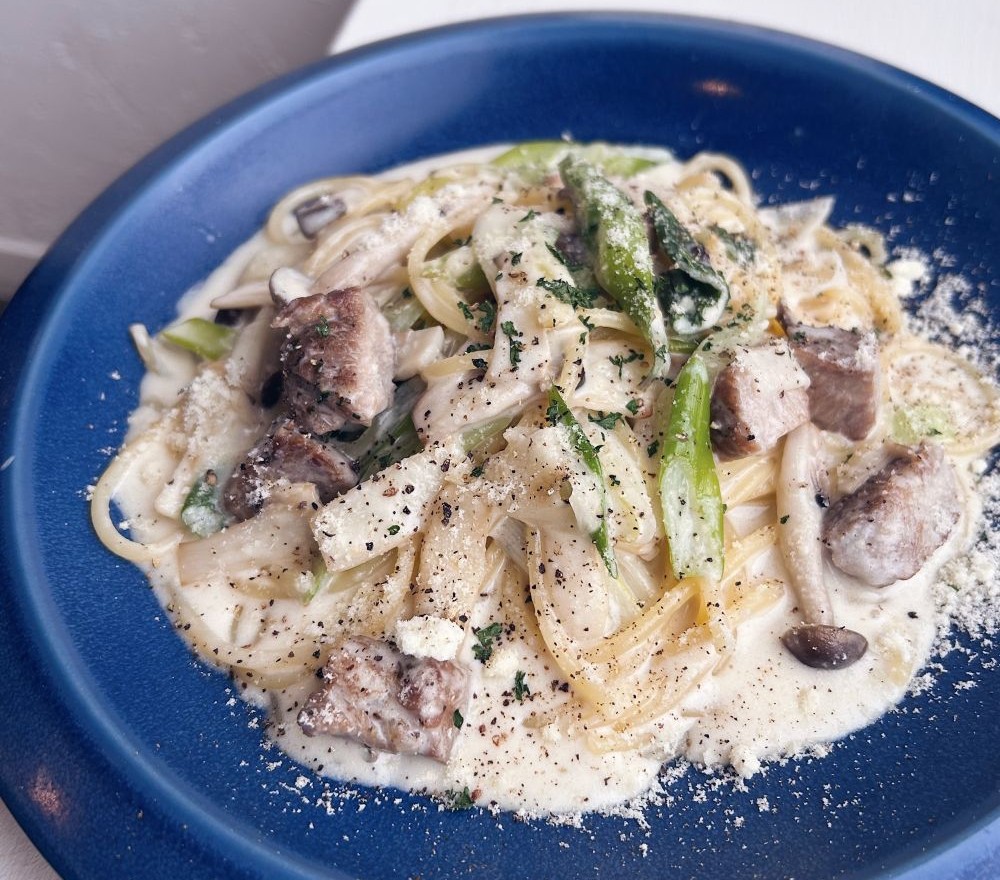 上州麦豚と長ネギの西京味噌クリームパスタの写真