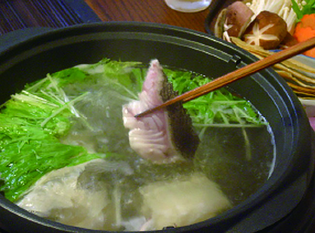 くえをお鍋でしゃぶしゃぶする様子