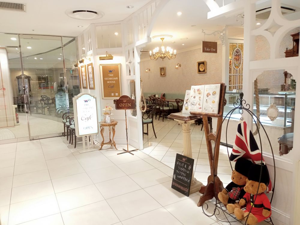 英国の雰囲気にあふれる店内が見えるジョージアンハウスカフェの写真