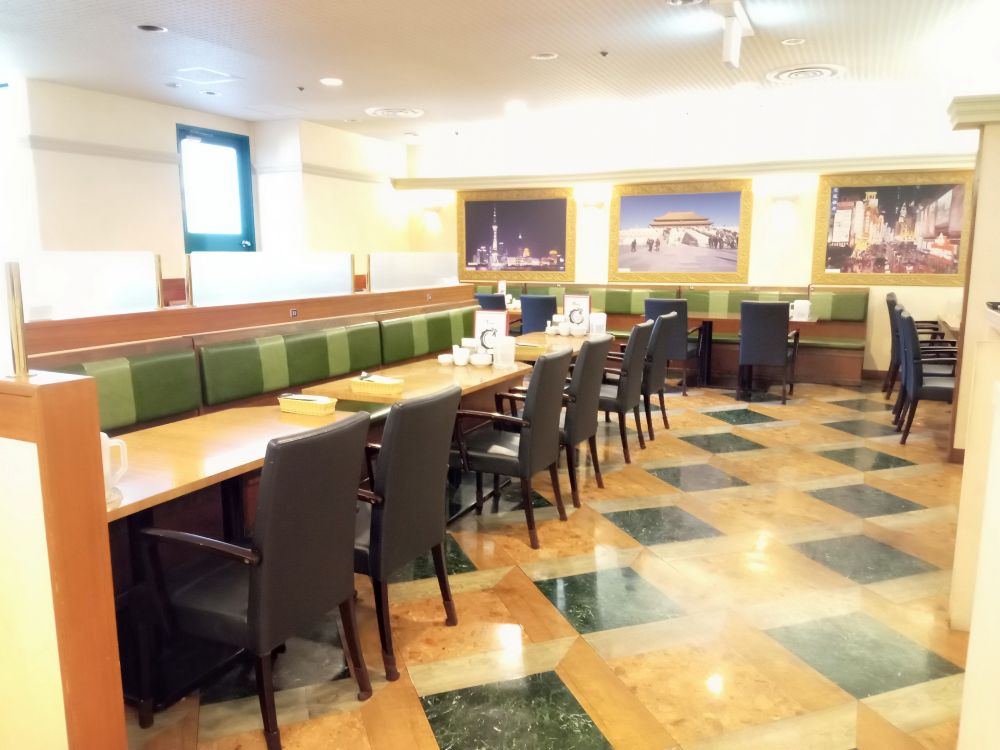 テーブルが並ぶチャイニーズファン店内の写真