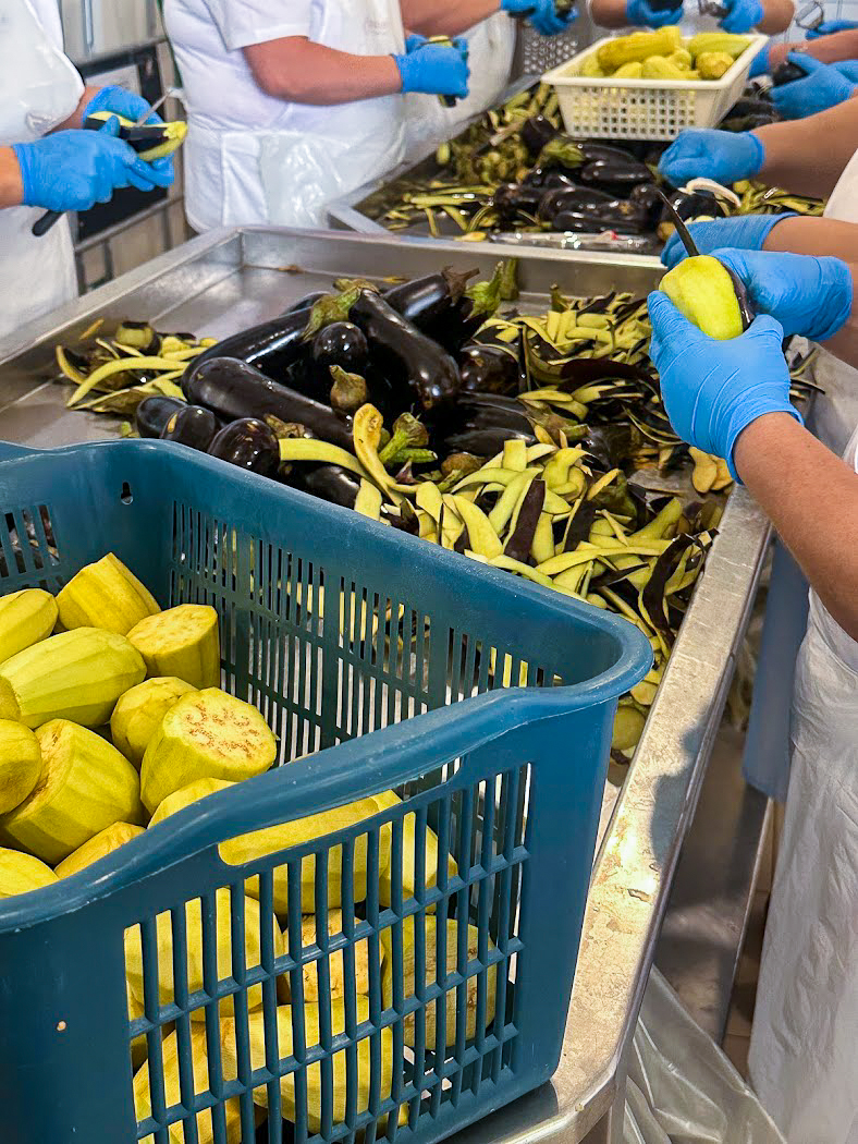 ナスの加工風景