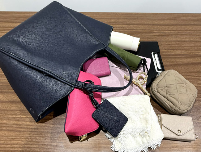 PCや身の回り品などがキタムラのセミショルダーバッグにすっぽり入る様子