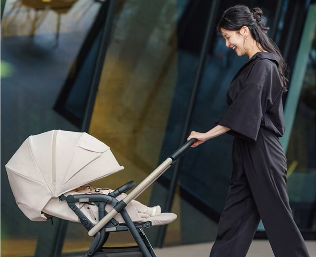 ベビーカーをおす様子