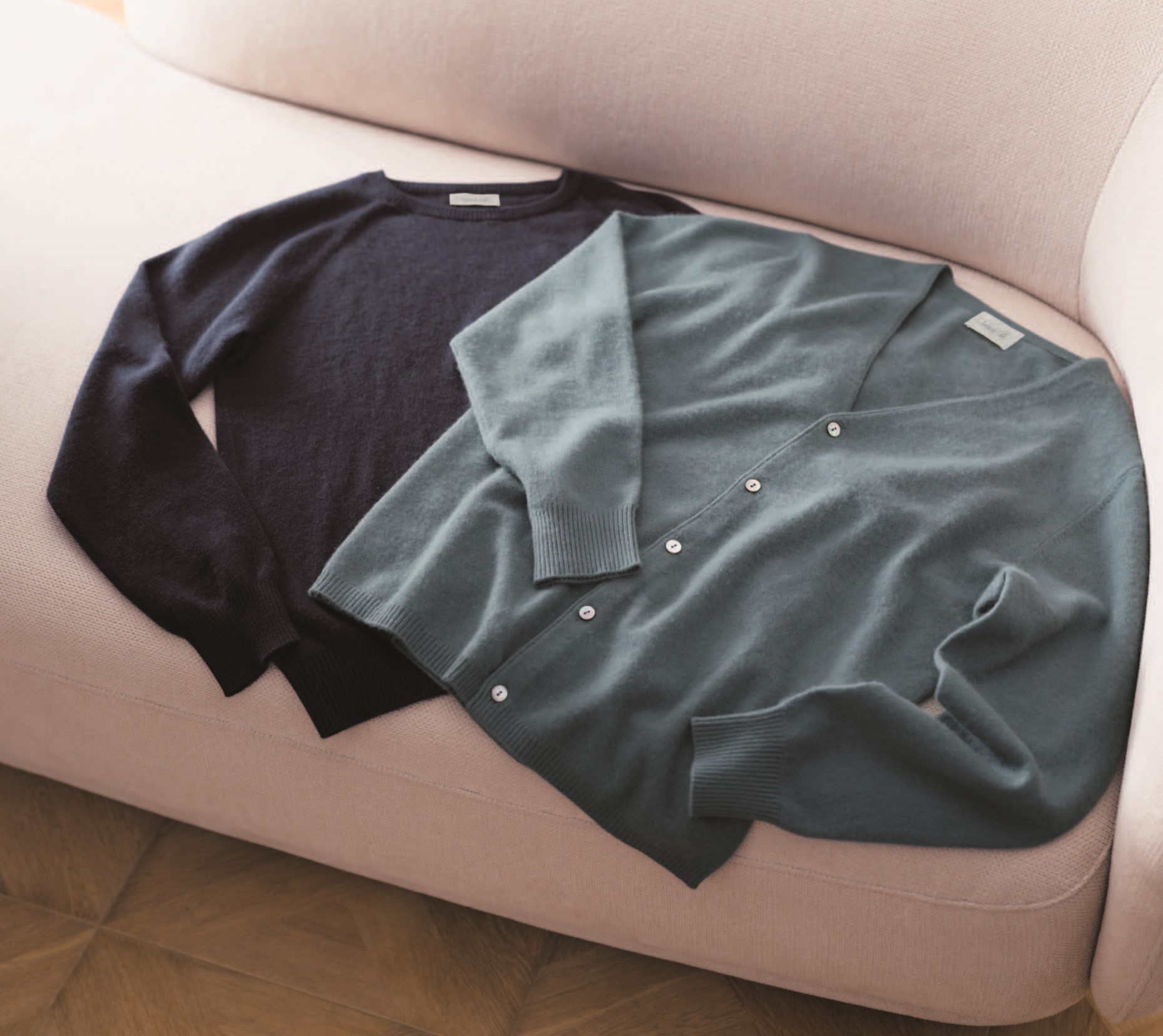 カシミヤクルーネックセーターとカーディガン