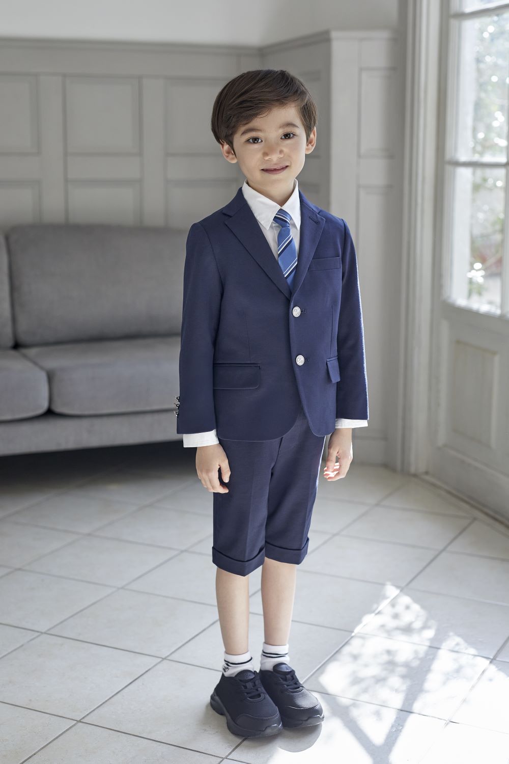 ネイビージャケットとハーフパンツを着用した男の子