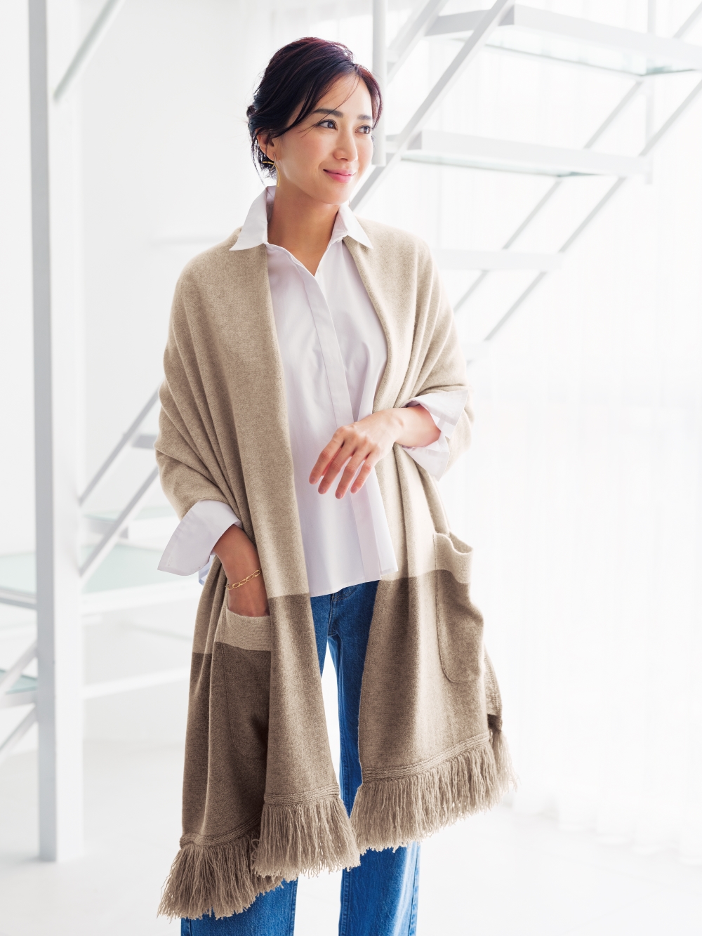 ポケット付フリンジニットストールのモデル写真