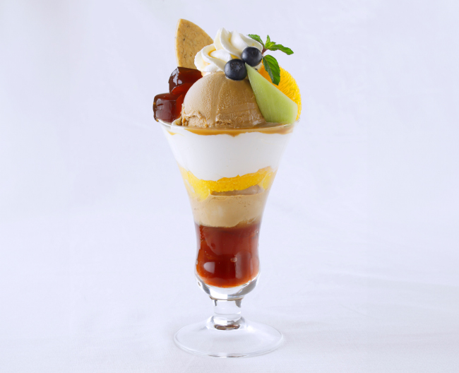 ばらの木自社製の紅茶を使ったアイスやゼリーが楽しめるロイヤルミルクティパフェ