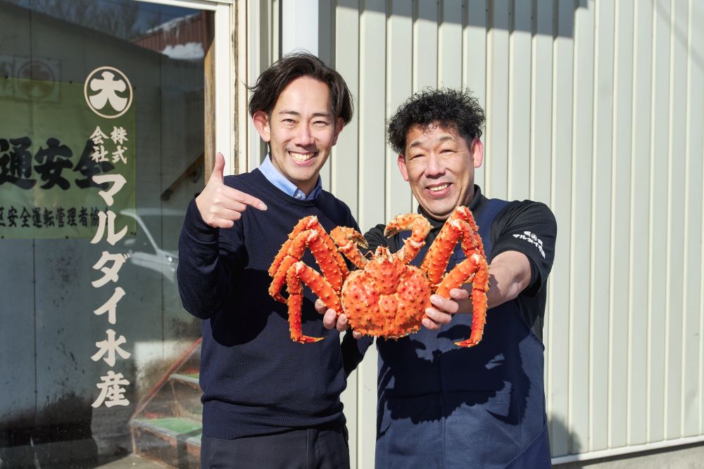 北海道駐在バイヤーとタラバカニ画像