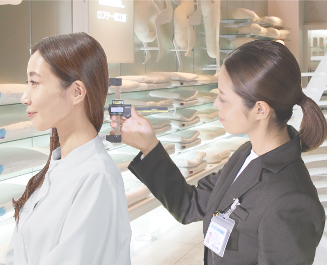 ロフテー枕工房のピローフィッターによる計測風景