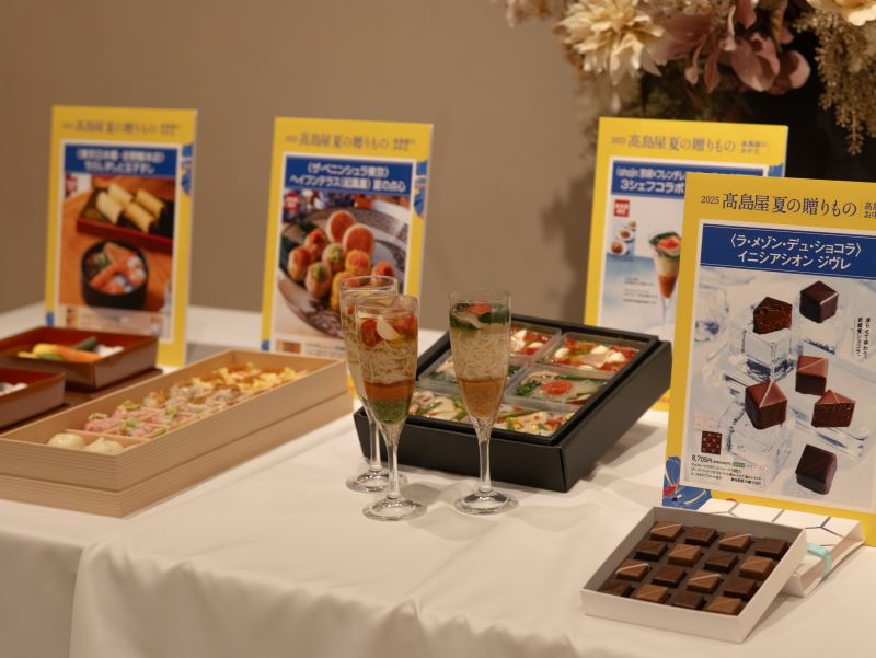 会場入り口で展示されている商品POPとサンプル