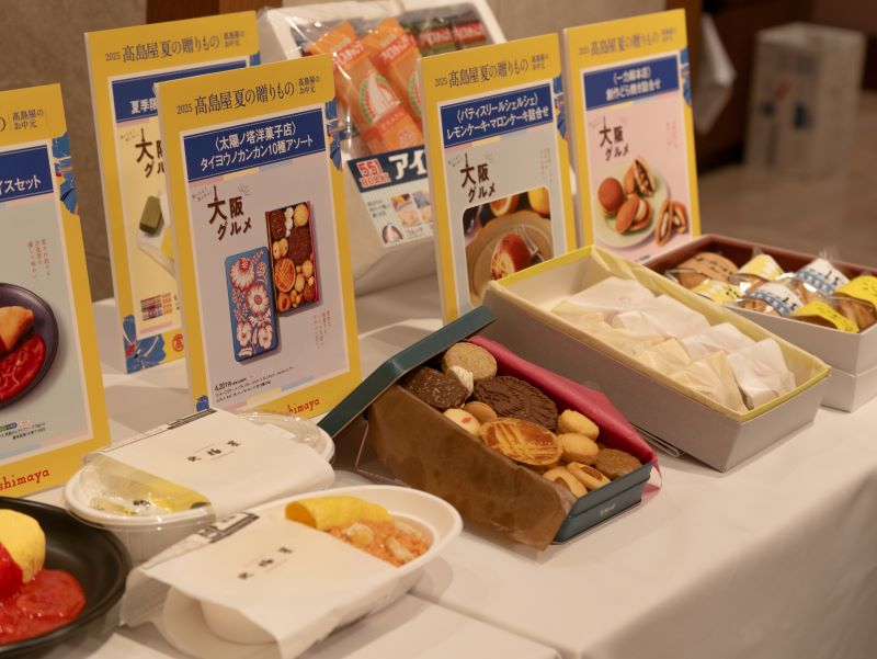 会場入り口で展示されている商品POPとサンプル２