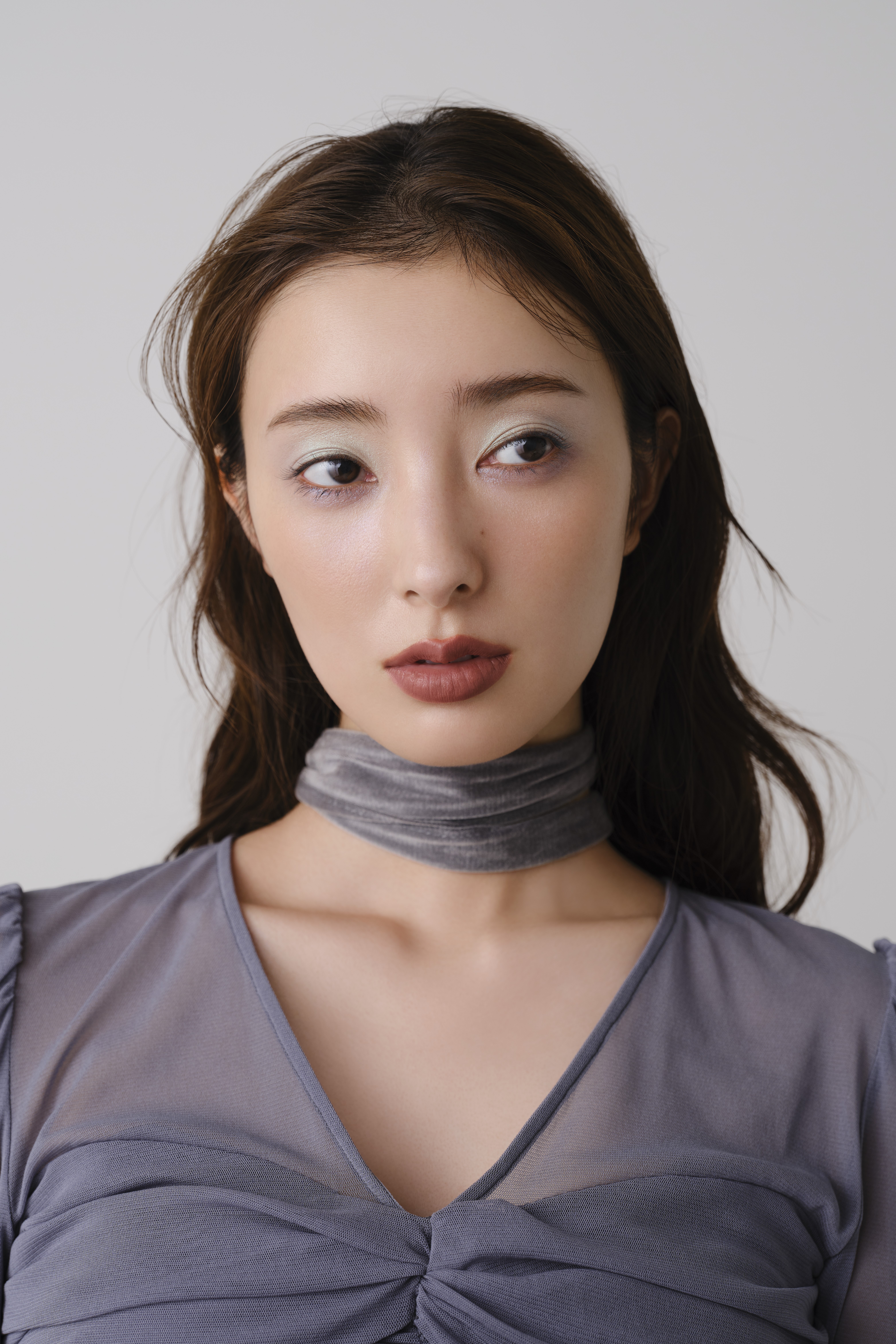 アイシーなパールカラーを目元にのせたモデル