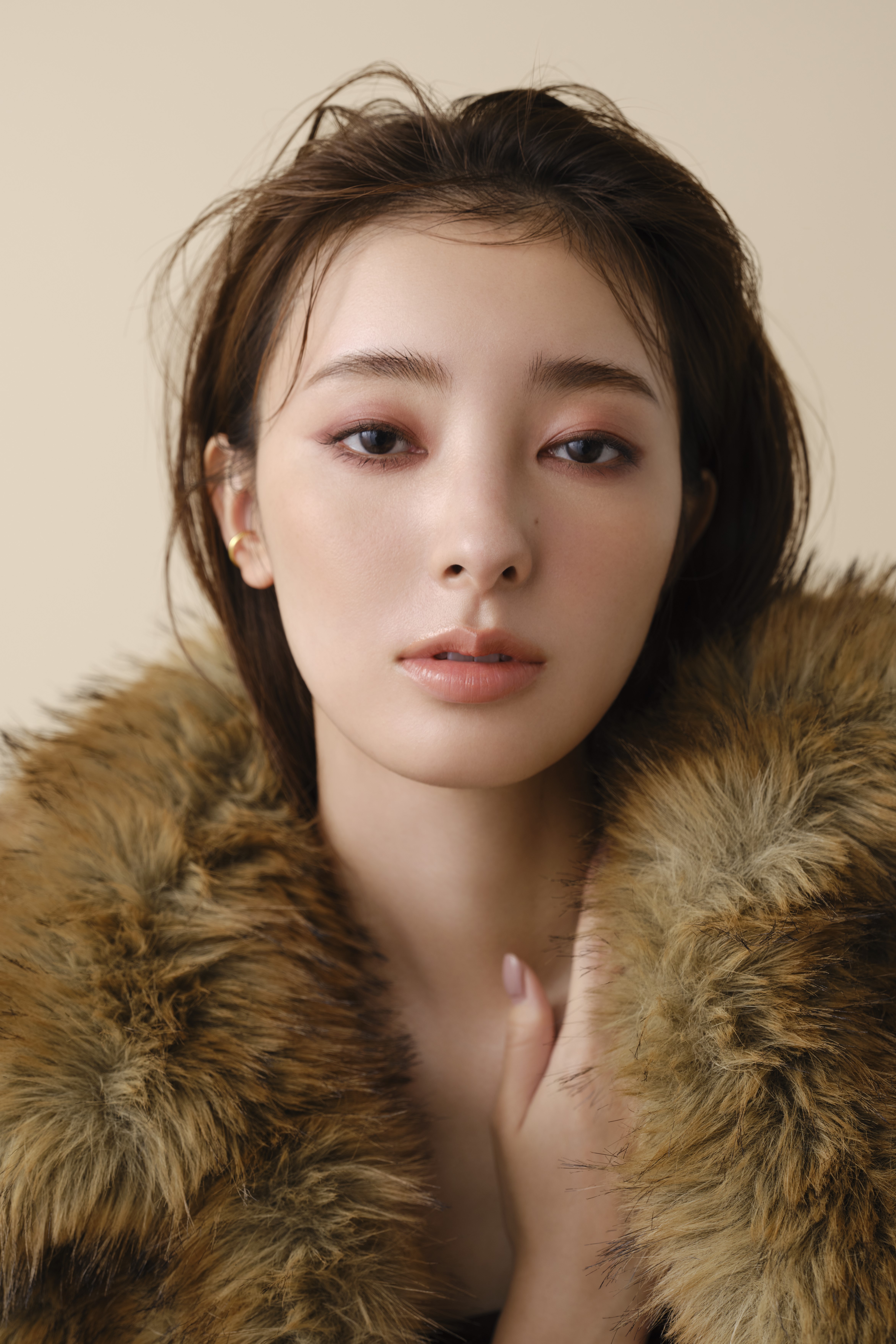 赤みブラウンのヌーディーなワントーンメイクをしたモデル