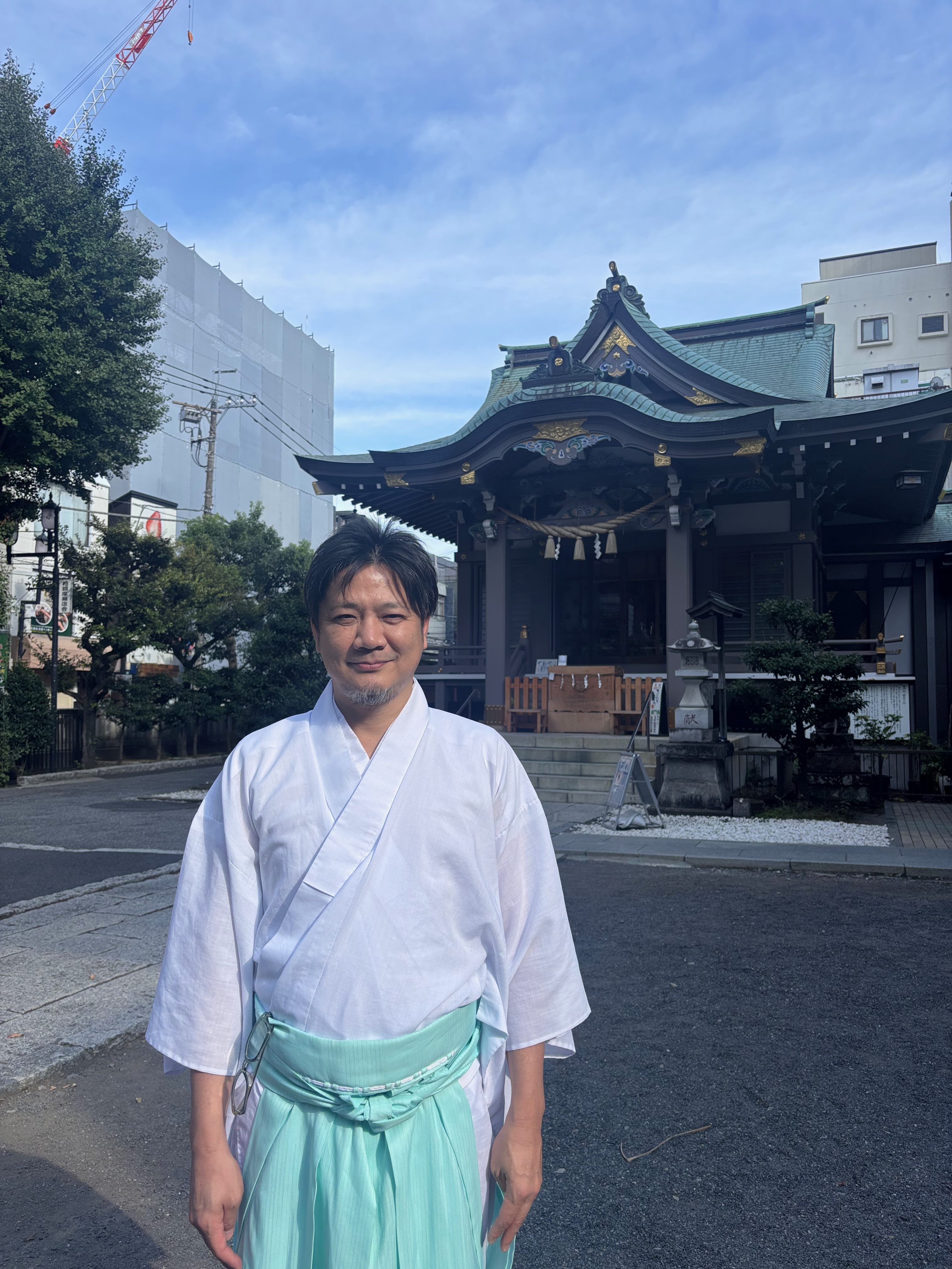柏神社の前で宮司の衣装を身にまとう柏神社宮司の友野立さん