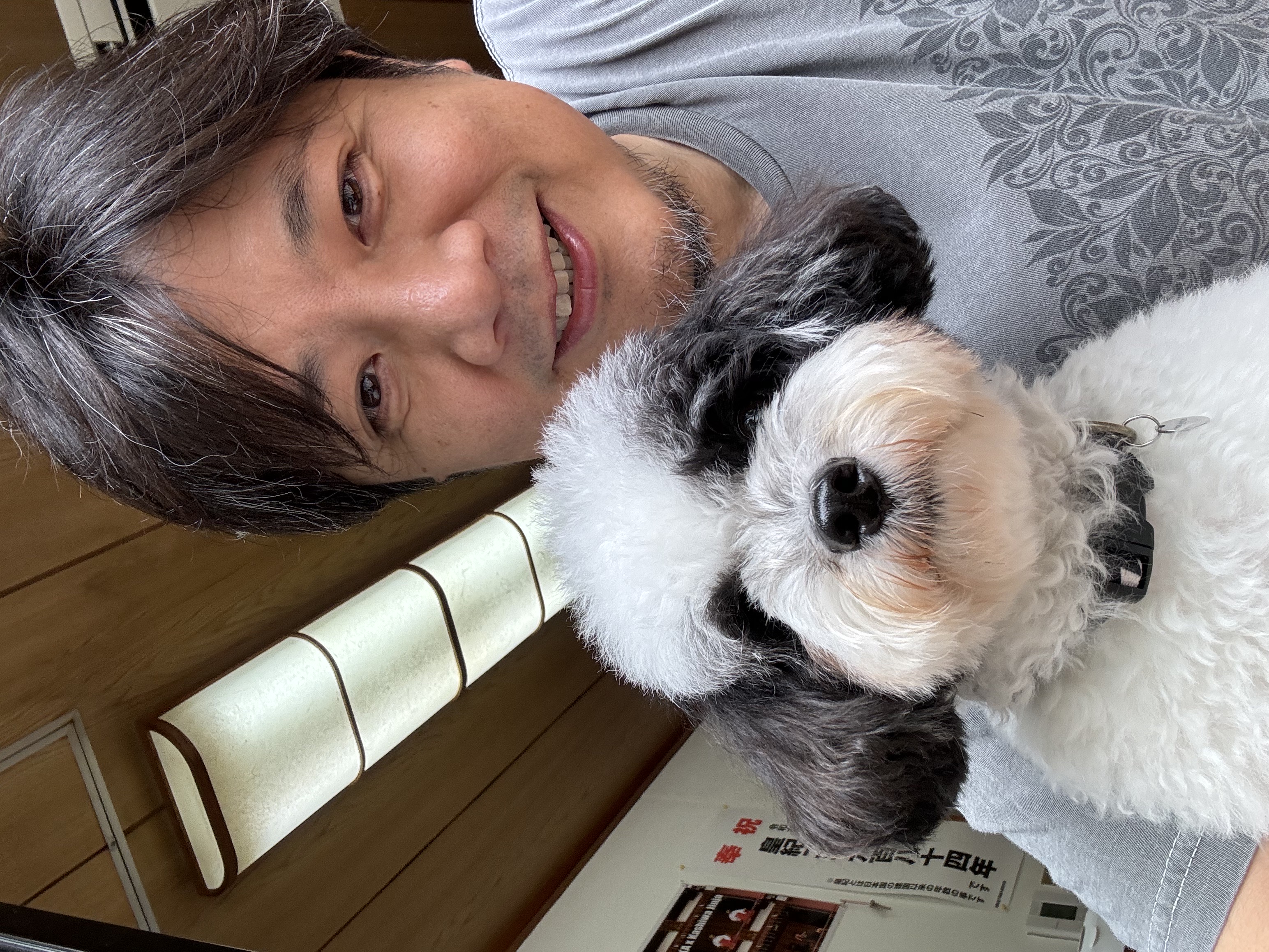 愛犬のろた君と一緒に笑顔で写真に収まる友野さん