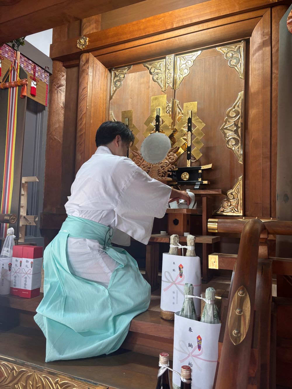 神饌を供える友野さん