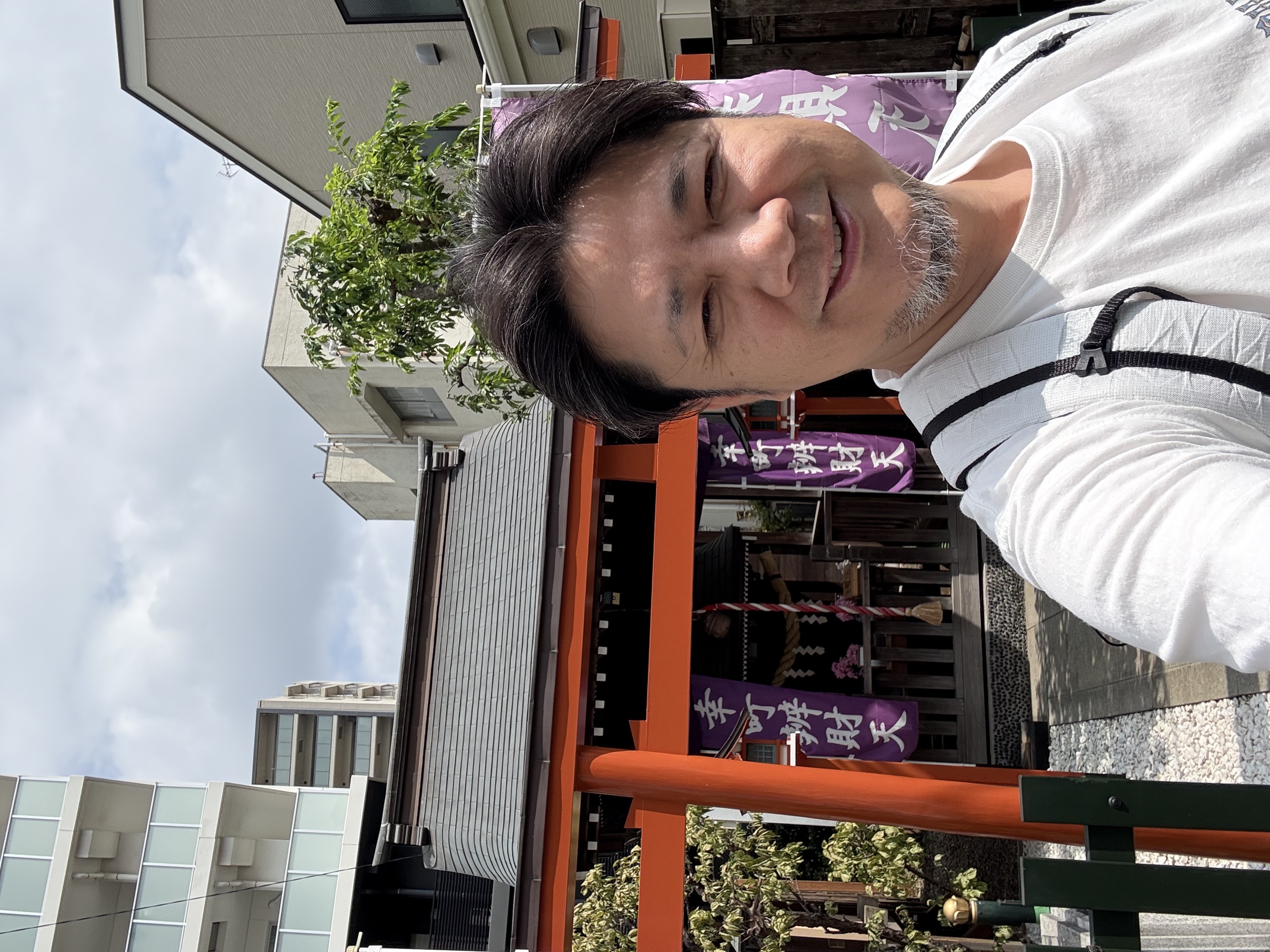 幸町弁財天を参拝する友野さん