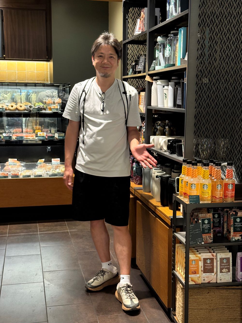 家でも神社でも愛飲しているスターバックス コーヒーの豆を紹介する友野さん