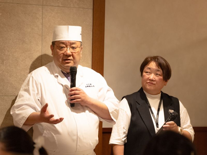 吉野鮨本店5代目店主の吉野正敏氏と髙島屋藤堂バイヤー
