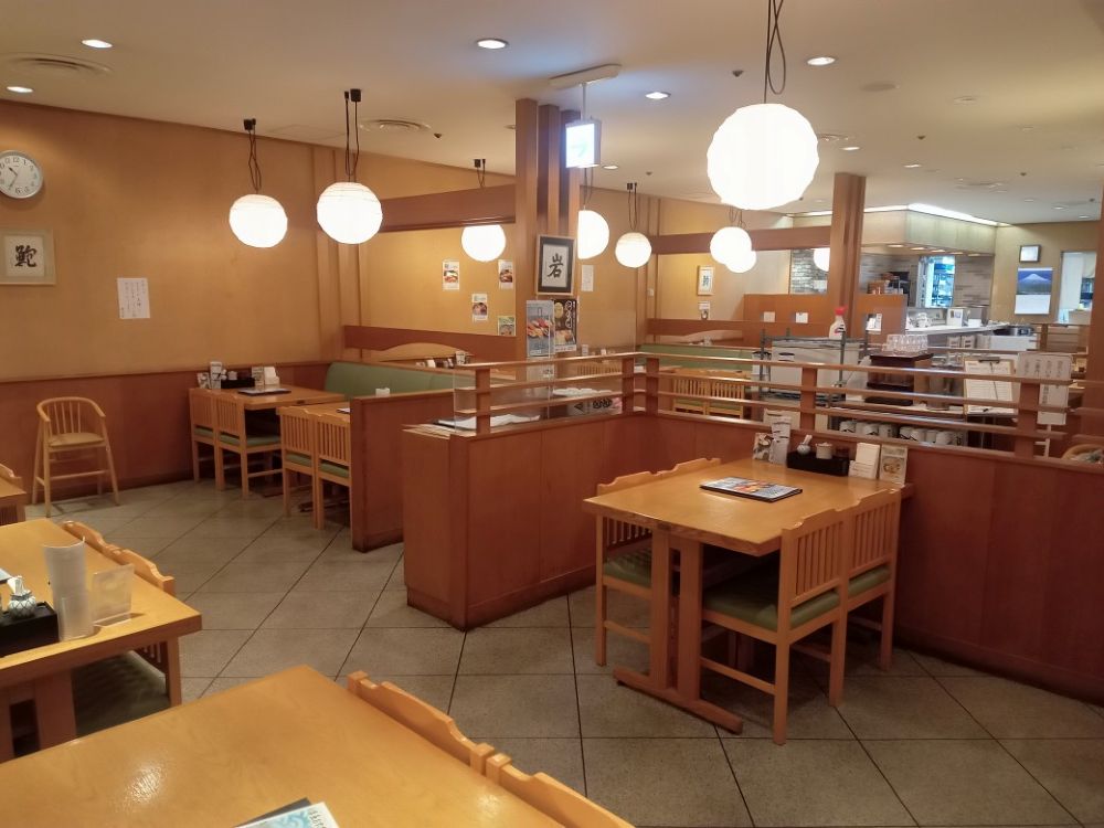 テーブル席がある寿司岩の店内