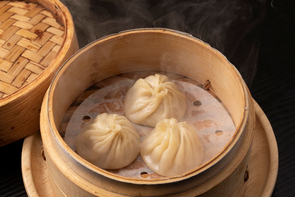 蒸籠に入った小籠包３個の写真