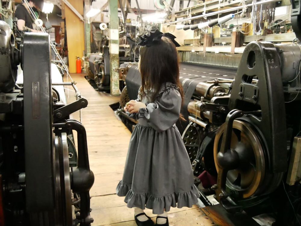 尾州ロリィタ衣装を着たこどもの後ろ姿