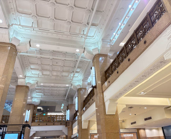 日本橋高島屋S.C.本館1階吹き抜けホールから見上げる格天井。